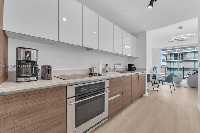 Building Photo - 1100 S Miami Ave