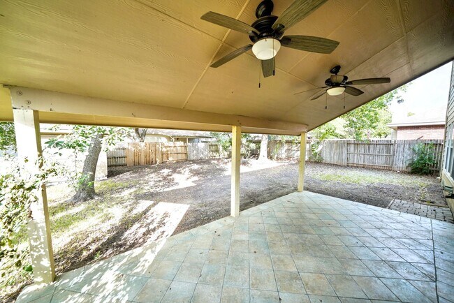 Building Photo - Beautiful Rental now available in Thistle Creek (Schertz) - 5 Bedrooms! Realtor Commission: $750