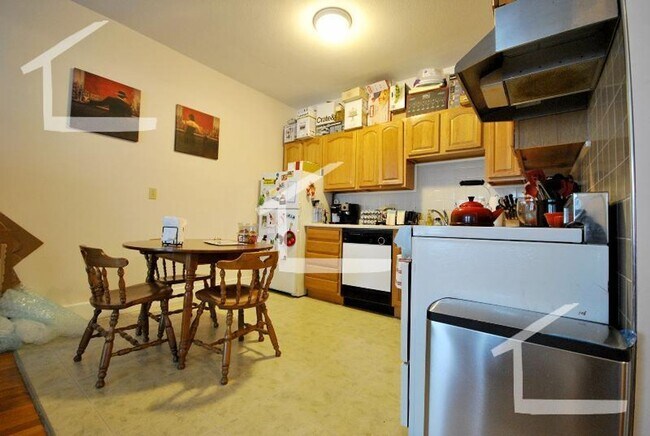 Building Photo - Huge 2 bed in Brookline