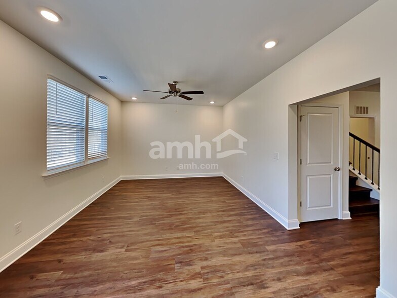 Building Photo - 617 Rivermist Dr