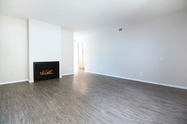 Building Photo - Los Timbres Street Duplex