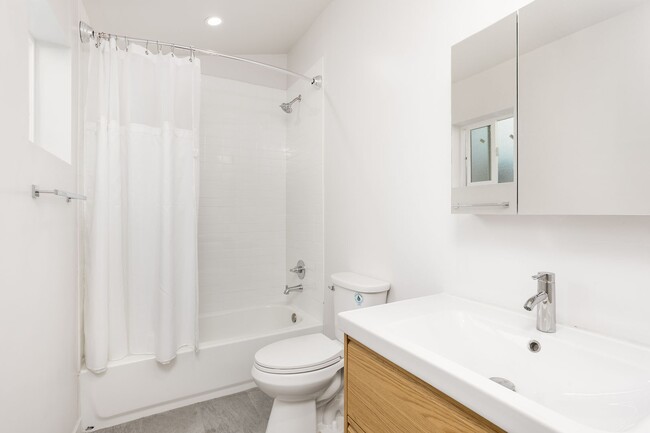 Building Photo - 126 1/2 Franklin Ct