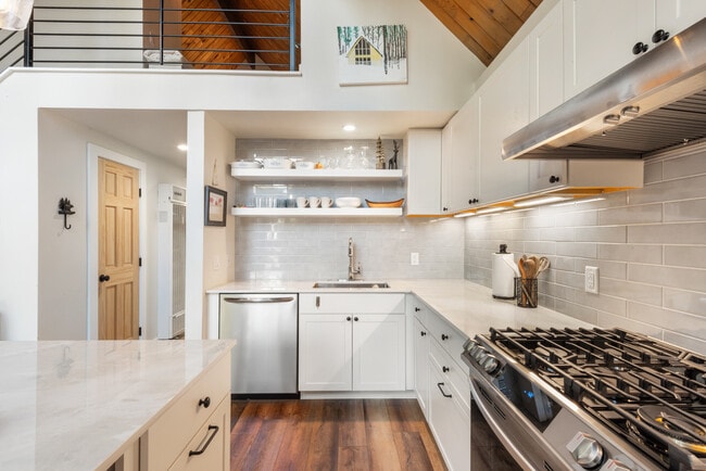 Building Photo - 319 Pine St