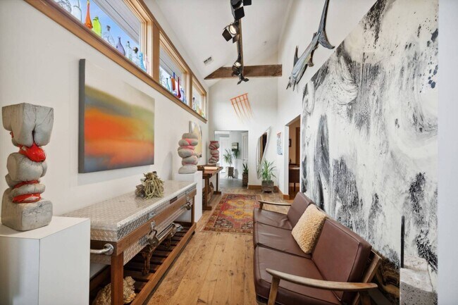 Building Photo - 565 Montauk Hwy