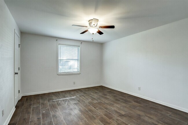 Building Photo - 5827 Farwell Dr