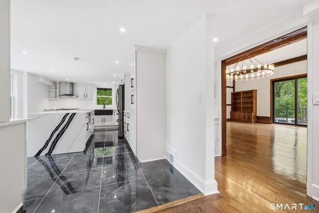 Building Photo - 1 Tulip Tree Ln