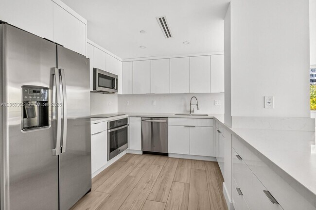 Building Photo - 251 Crandon Blvd