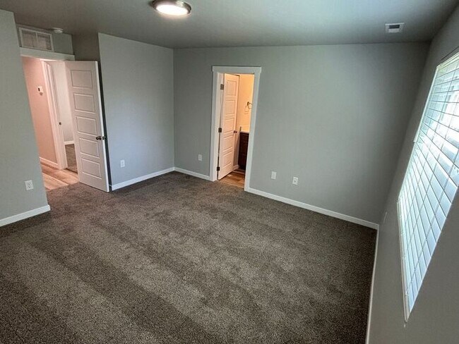 Building Photo - Roe Street Townhomes