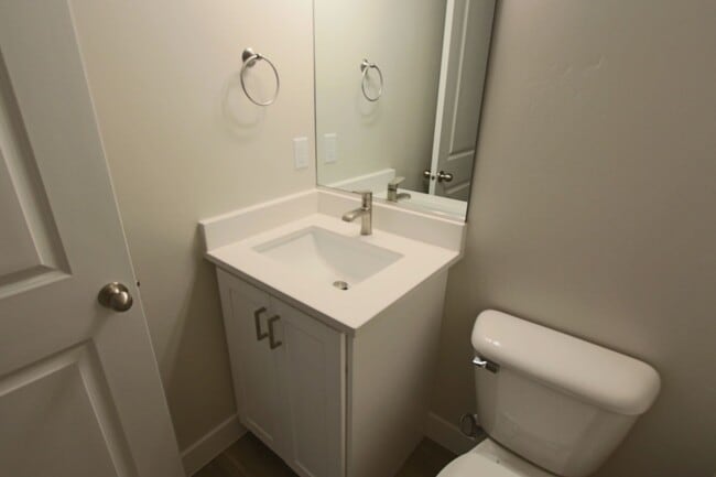 Building Photo - LIKE NEW: 2170+ SQFT and majestic VIEWS  3 Br 2.5 Ba 2 Car garage