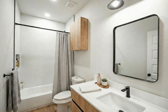 Building Photo - New Beautiful Townhome!