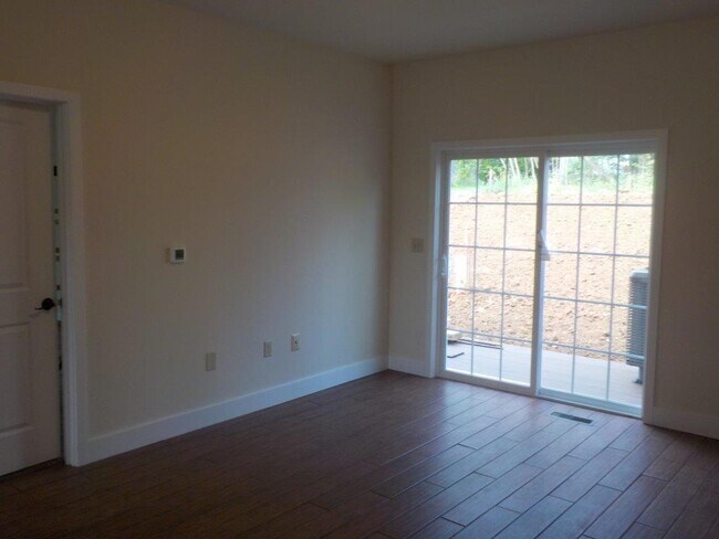 Building Photo - Spacious 3-Bed, 3.5-Bath Townhouse on East...