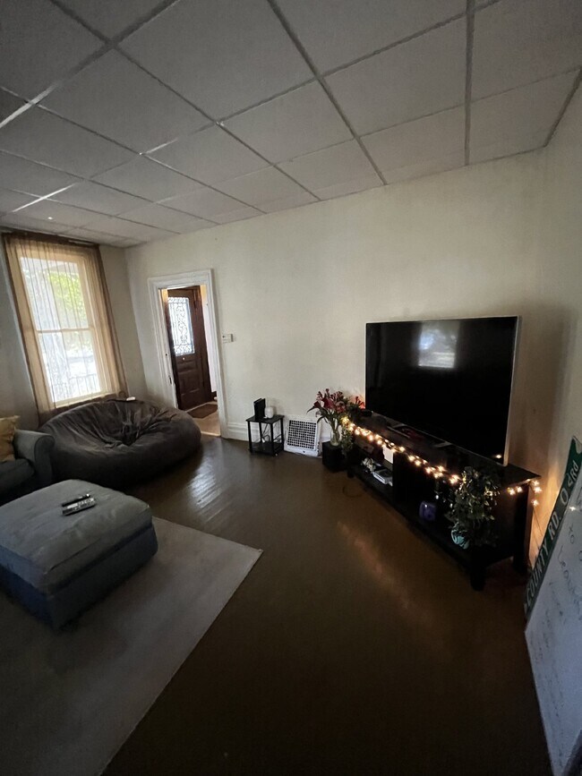 Building Photo - Huge 6 Bed 2 Bath close to UWEC
