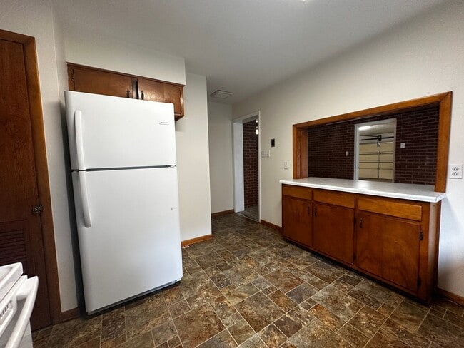 Building Photo - Spacious 3 bedroom/ 2.5 bath home near Exi...