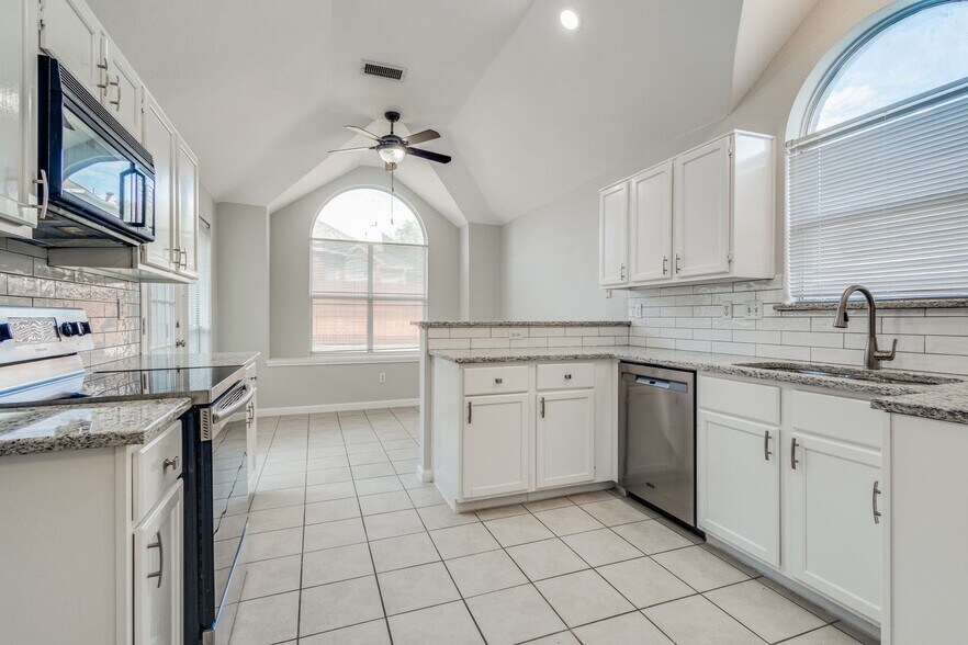 Building Photo - 2317 Suntree Ln