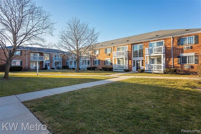 Building Photo - 2425 Torquay Ave