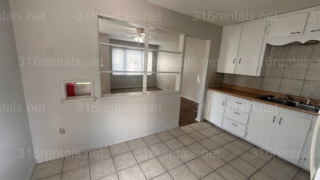 Building Photo - $1195 - 3 bed 1.5 bath - Single Family Hom...