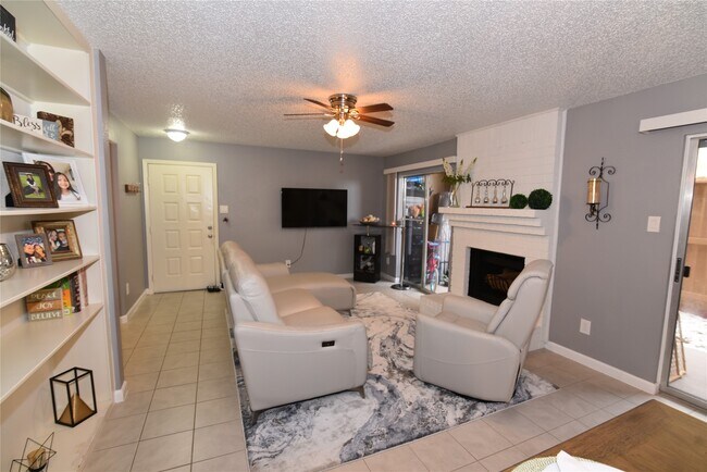 Primary Photo - 10555 Turtlewood Ct