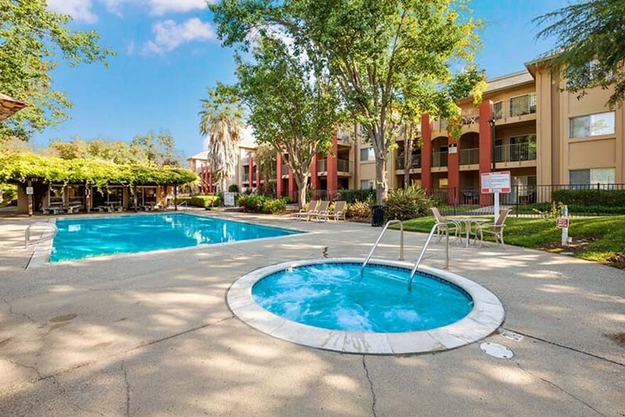 Primary Photo - Lakeshore Apartments