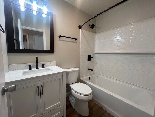 Building Photo - Newly Renovated 3 Bedroom, 2 Bathroom Home - 1200 sqft