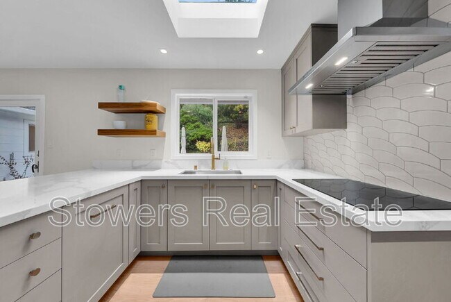 Building Photo - 627 N Silverado Dr