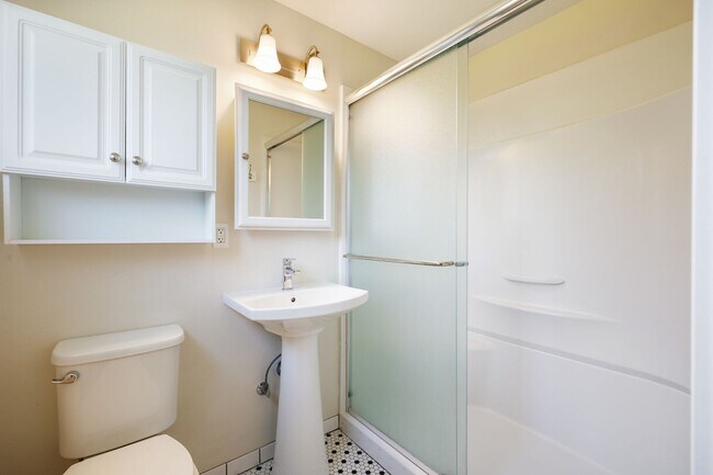 Building Photo - Room to roam! 3 bed, living, dining, den, ...