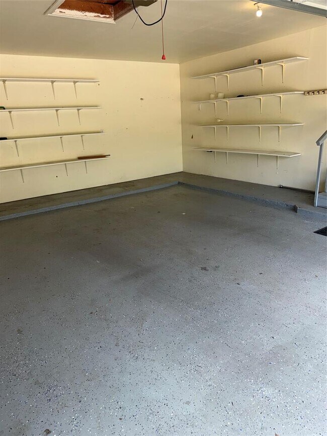 Building Photo - 611 Rolling Green Dr