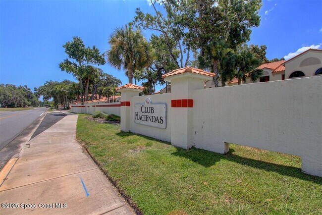 Building Photo - 1051 Country Club Dr