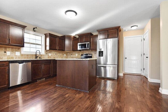 Building Photo - Pet Friendly Three Bedroom with Bonus!