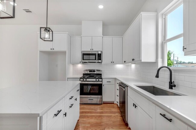 Building Photo - 1232 E 23rd St