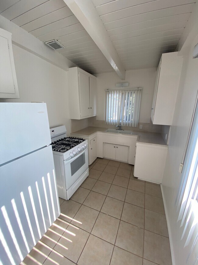 Building Photo - 11718 Victoria Ave