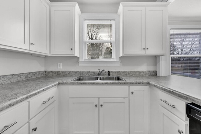 Building Photo - Conveniently Located off Memorial Dr! Lovely 2 Bed 1 Bath Home!