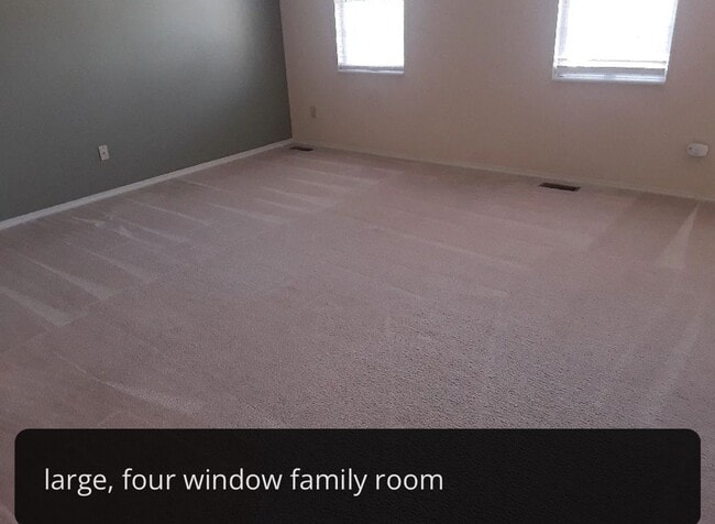 Building Photo - 3 bedrooms with Garage!