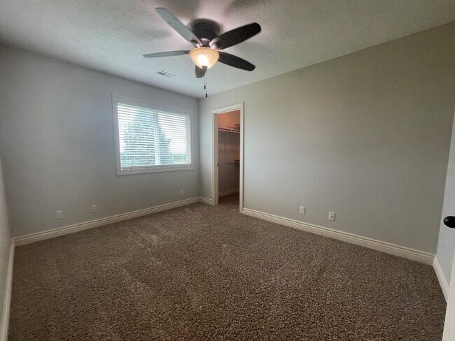 Building Photo - Home For Rent Papillion