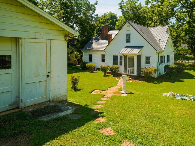 Building Photo - "Charming 3-Bedroom Home with Hardwood Floors & 2 Full Baths in Bessemer City – 1758 Sq Ft of Com...