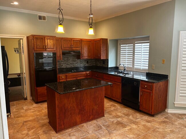 Building Photo - 15603 Rose Crest