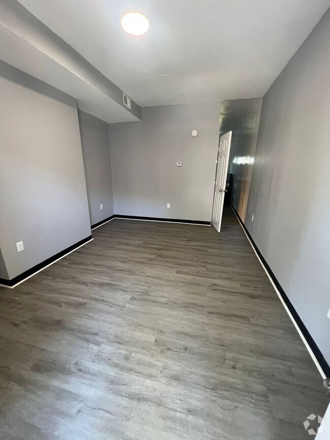 Building Photo - Recently Renovated 2 Bed 1 Bath Ready To M...