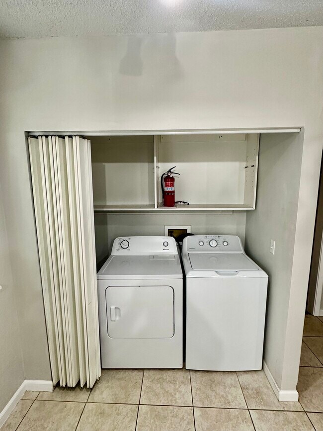 Building Photo - 947 E Augusta Ave