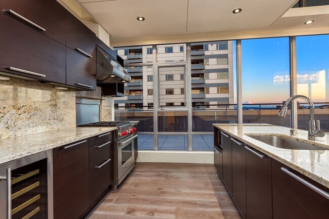 Building Photo - Gallery Penthouse Condo ~ Belltown