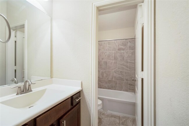 Building Photo - 16602 Highland Country Dr