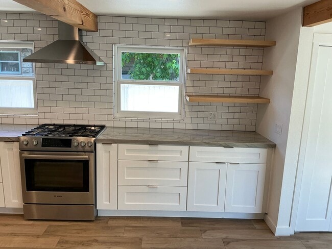 Building Photo - Beautiful 4 Bedroom 2 Bath Home in Old Tow...
