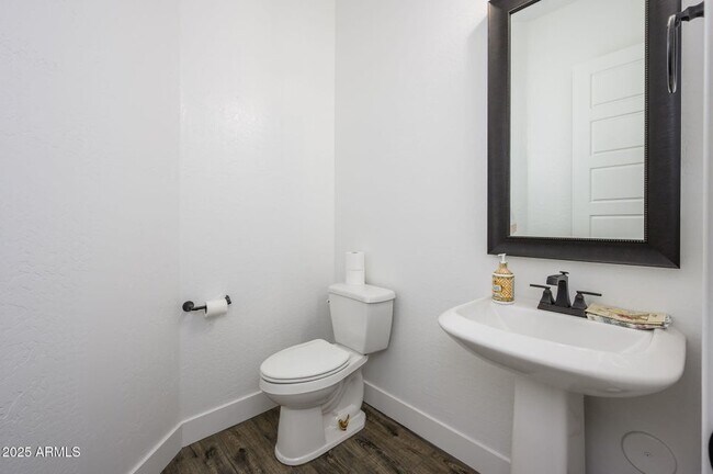 Building Photo - 1221 E Paseo Way
