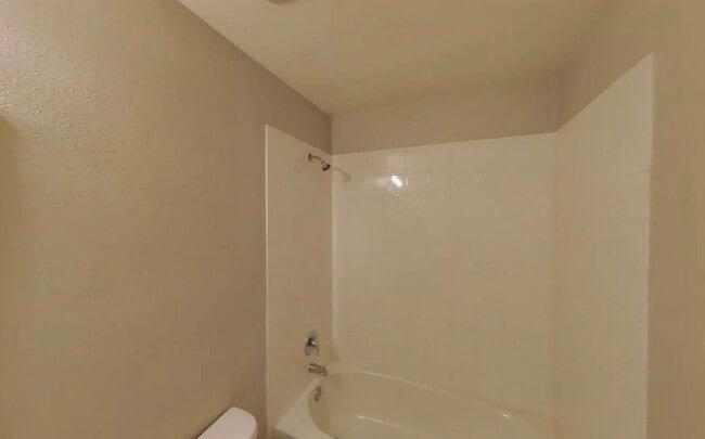 Building Photo - AVAILABLE NOW READY TO MOVE IN