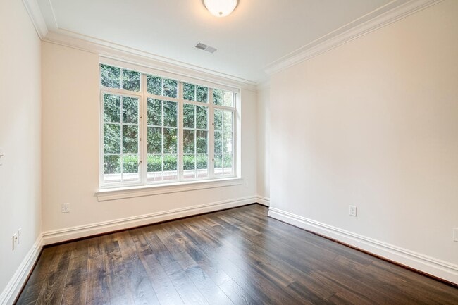 Building Photo - 6900 Fleetwood Rd