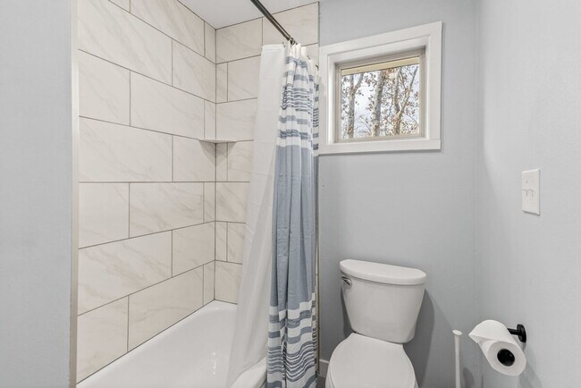 Building Photo - 201 N Dogwood St