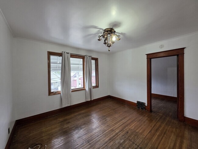 Building Photo - 325 Barnard St