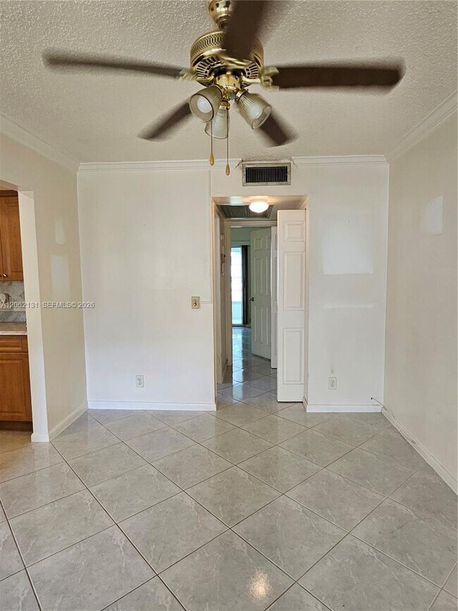 Building Photo - 559 Mansfield M