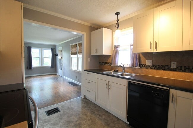 Building Photo - 3 Bedroom 1.5 Bath Home In The Waldo Area