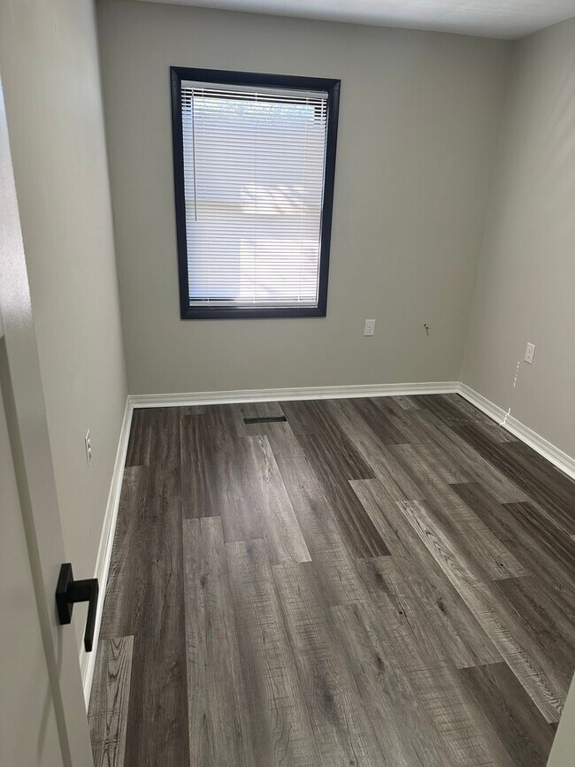 Building Photo - Oversized 3 Bedroom with laundry room & Sp...