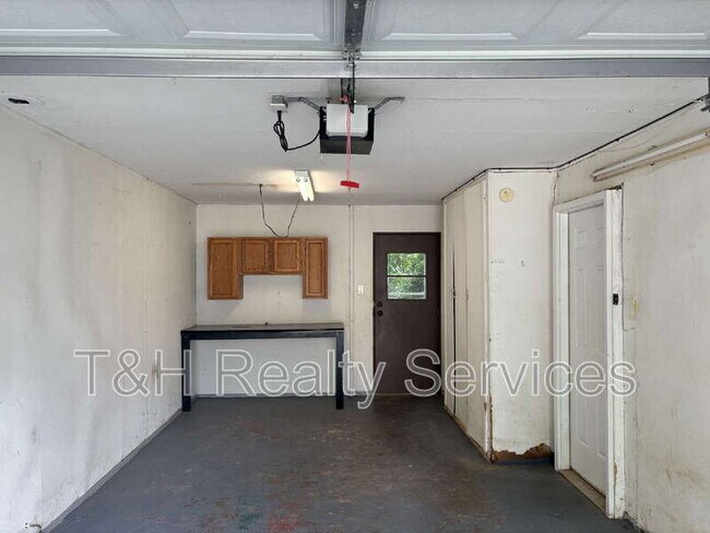 Building Photo - 636 Park Dr