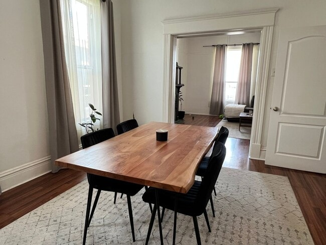 Building Photo - Charming Furnished Home - Short & Long Term Leasing